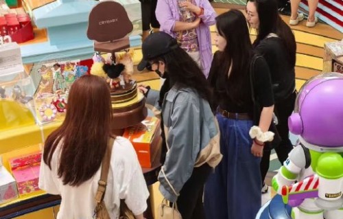 刘亦菲泰国偶遇事件的具体地点和经过是怎样的？