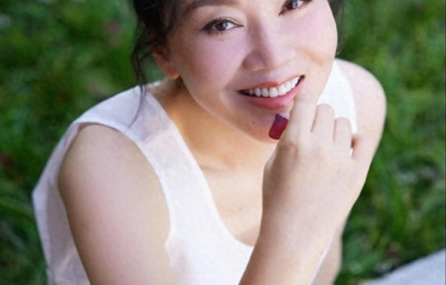 离婚22年至今单身的闫妮，不是放不下前夫，而是放不下这两位 