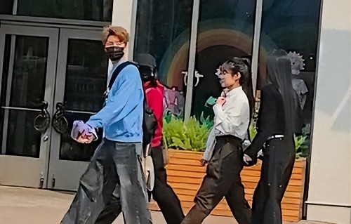 环球影城偶遇谢娜，素颜带娃游玩蹦跳超得意，主动打招呼接地气 