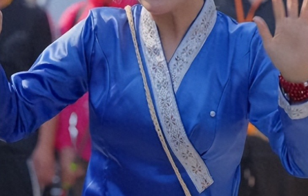 47岁薛佳凝参加泼水节，穿蓝裙手持水枪湿身，没生娃也有大肚腩