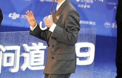 贺峻霖在北影节的角色转变是如何体现电影节年轻化的？|北京国际电影节|versacecollection|青年|艺人|开幕式