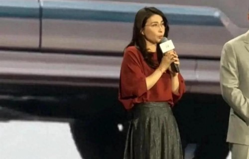 郭晶晶参加线下车展品牌活动，优雅大方，远远看起来就很美！