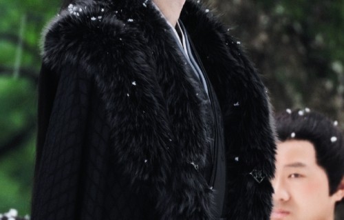 檀健次《何不同舟渡》雪中路透，玄衣配白雪，网友：精准拿捏美强惨