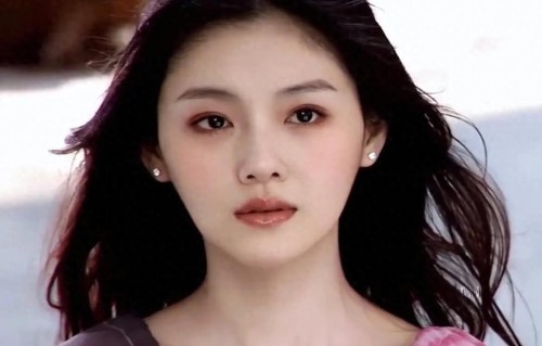 大S离世一年多，代言广告仍未撤下：是温情纪念还是“消费逝者” 