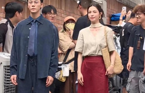 街巷偶遇陈伟霆钟楚曦拍戏，两人互动默契十足，私下相处松弛舒服