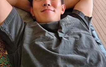 孔晓振迎接退伍尪　首晒人生四格「贴脸环抱」超闪！