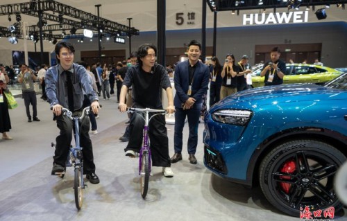 水木年华的加入如何为第六届消博会增添了文化氛围？