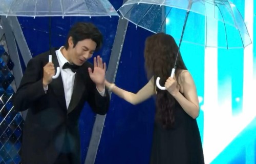 艾伦红毯不慎踩戚薇裙摆，双方尴尬未搀扶|大傻|夫妻|裙子