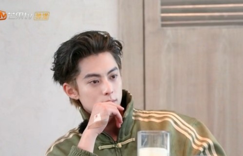 《亲爱的客栈2026》看完王鹤棣做的这3件事，谁还敢说他没资格当老板