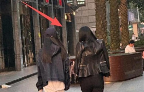 李湘带女儿小区散步被偶遇，穿皮衣配细高跟，瘦到和之前判若两人