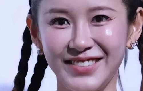 陈赫妻子张子萱久违出席活动42岁状态超好