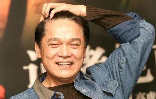 曝钻山豹申军谊脑梗后近况，满头白发步履蹒跚，前妻改嫁其好友