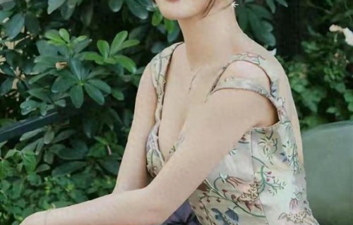 杨蓉太丰满，穿吊带长裙都兜不住好身材，难怪这么多人喜欢她