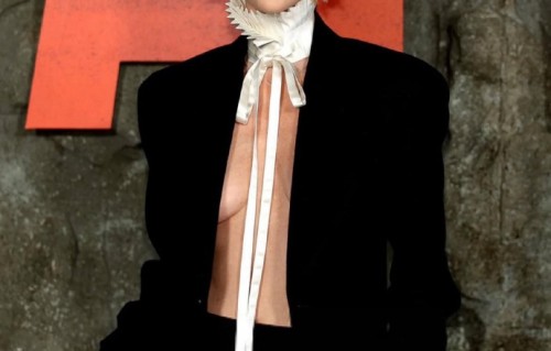 查理兹·塞隆惊艳亮相《巅峰猎杀》首映，透视西装气场全开，挑战极致生存“狩猎游戏”