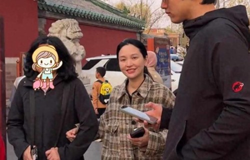 金莎挽着婆婆逛胡同，婆媳像姐妹般自然，没人提年龄差这回事_新闻|孙丞潇|节目|求婚|两人|北京鼓楼