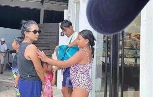 何洁一家五口泰国度假，38岁的她满头白发，两女儿颜值身高差太大