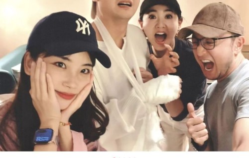 44岁杨帆被狗咬伤，手打绷带表情痛苦，央视好友上门看望不忘调侃