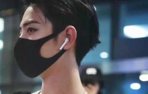 肖战早期舞台和机场的影像资料里有哪些经典瞬间？