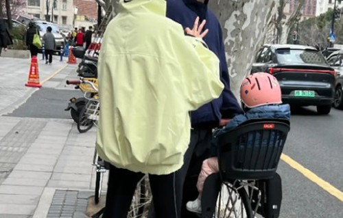 金大川生日，雎晓雯首晒父女合照！萌娃墨镜遮面长腿吸睛