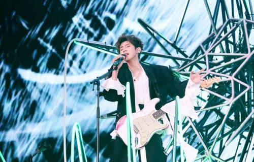 王源宇宙超级无敌大狂欢巡演生日开唱 绚烂烟花闪耀宜昌|亮眼|歌迷|演唱会|体育场