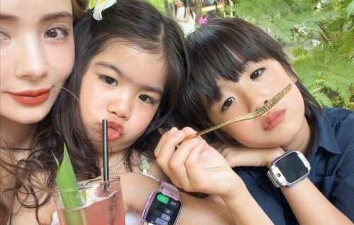 38岁麦迪娜晒一双儿女近照，浓颜母女太吸睛，6岁儿子像极了姜潮