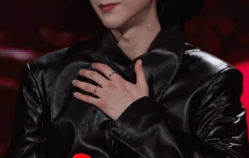 刘宇宁南京演唱会带病坚持3小时，因何赢得全网心疼与敬意？