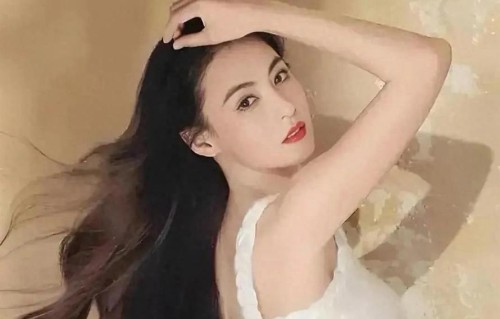 张柏芝气质大波浪身穿白色短款背心搭配芭比裤，真时尚减龄巨显嫩