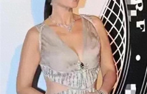 年龄从不是束缚！巩俐无惧争议大胆穿搭，性感气场不减当年