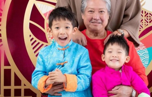 洪天明为父亲庆生，70岁洪金宝身体硬朗气色好，三代同堂其乐融融|安康|家人|深情|生命|重要性