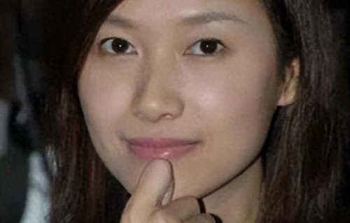 51岁徐静蕾美国超市被拍，胖到不敢认！旁边黄立行头发花白