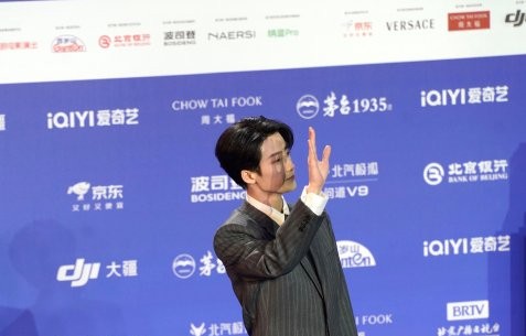 檀健次骑共享单车携风车亮相北影节红毯，现场氛围怎样？|北京国际电影节|versacecollection|大使|粉丝|张若昀