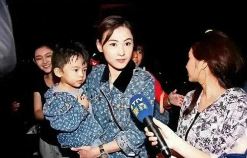 当年张柏芝抱着lucas后面居然是大s，到现在才发现，真美好