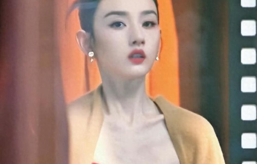 宋祖儿三里屯参加活动！筷子腿排骨胸、瘦到气血不足，怪不得不火