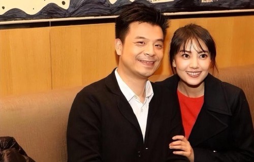 原来他们是夫妻，曾经是同班同学，一起演了50多部戏不红，如今52岁火遍全国