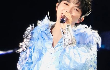 周深选择在演唱会上即兴对唱山歌的主要原因是什么？