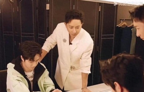 看不够  王一博那松驰感绝了 他这一身真的是天花板啊王一博