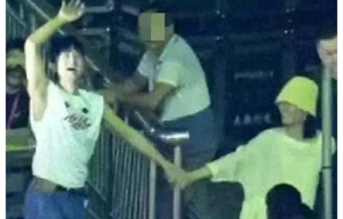 张杰谢娜手牵手下班,杰哥卖力挥手说再见,娜姐拽老公引热议齁甜