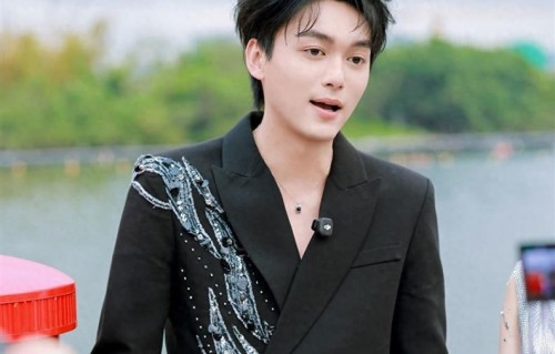 杨紫琼沈腾马丽同框发笑！澳门这场喜剧狂欢，笑到穿越时空