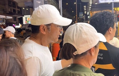 周润发现身街边烧饼店，与苗侨伟排队买20元烧饼，路边聊天接地气