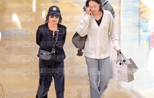 60岁刘嘉玲素颜现身名店购物，十分钟买了两袋，身家逾10亿随便买