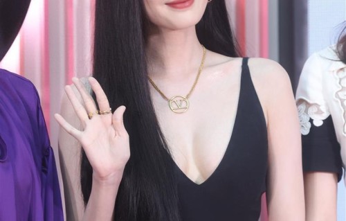 清冷御姐古力娜扎！深V镂空黑裙，高挑身形精致长相太吸睛