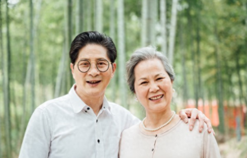 到了晚年才醒悟：不论有无老伴，最好的余生，其实是悦己