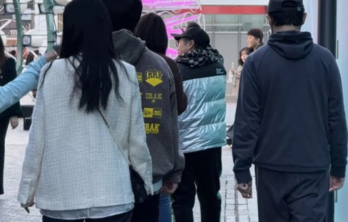 沙溢陪妻儿逛街，背影和儿子安吉像同龄人，再没人说与胡可像父女