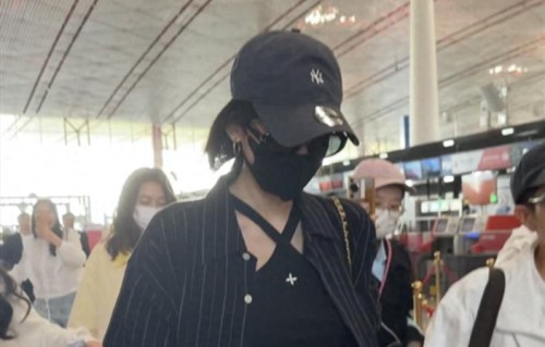 娜扎现身北京机场，穿黑色露脐装身材气质真的无敌，还看到有腹肌