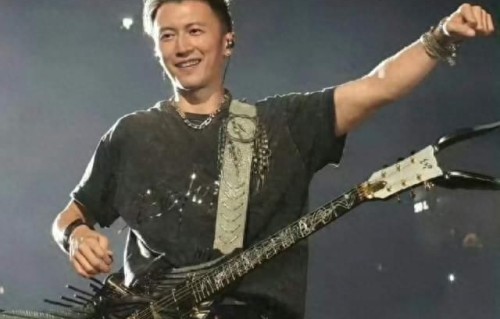 谢霆锋穿蝴蝶内裤向王菲示爱，各自离婚后同居12年，张柏芝终错付 