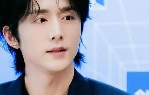 对比伤害太真实：邓凯绅士手vs张新成越界抱，景甜李雪琴身体语言全在躲