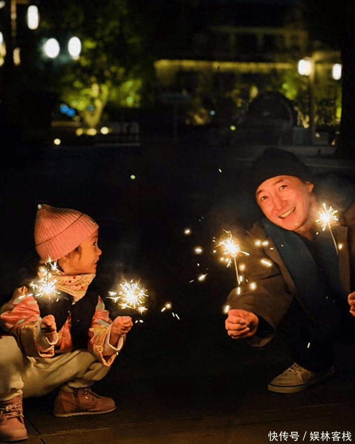 他的妻子高斯也是娱乐圈的知名演员,但她为了支持丈夫、照顾家庭,甘心放弃了自己的演艺事业,选择全身心地投入到家庭中。王阳深知妻子的付出,因此他更加努力工作,为家庭创造更好的生活条件。在日常生活中,他不仅自己全力以赴,且非常体谅妻子的辛苦,主动分担家务和照顾孩子。夫妻二人相互理解,互相扶持,婚姻生活和谐而幸福。他们5岁的女儿在充满爱与温暖的家庭中茁壮成长,性格开朗、外向,遗传了父母的优点,既聪明又可爱。这种家庭的和谐氛围,也为王阳提供了一个稳定的后方,使他能够专心投入到自己的事业中。 在娱乐圈中,王阳的人缘和口碑也是十分卓越的。他为人谦和、仗义、低调,从不摆明星架子。无论是对待同行还是工作人员,他都展现出极大的尊重和礼貌,圈内人都公认他是一个老好人。王传君曾因身体原因无法继续拍摄剧集,第一时间选择信任王阳,委托他代为出演。这份无保留的信任,也从侧面证明了王阳的可靠与真诚。他不攀比、不炫耀、不势利,一心踏实做人,认真演戏。在这个浮躁的娱乐圈,他依然保持初心,坚守底线。正是这样的艺德与人品,使他收获了业内和观众的双重认可。 如今48岁的王阳,岁月并未给他带来油腻与沧桑,反而赋予了他更加成熟稳重的气质。自律让他保持了优越的外形,演技让他在事业上站稳了脚跟,而他的人品则为他赢得了大众的喜爱和尊重。王阳用亲身经历证明了,成熟的男演员并不一定走向油腻的路线,叔圈男神的核心所在,便是自律、实力与责任担当。他在荧幕上是百变的演员,戏外却是自律的艺人、顾家的丈夫、温柔的奶爸,真正做到了用行动诠释优质偶像的定义。这样的王阳,无疑值得所有人的赞誉,也注定会在演艺道路上越走越远,用优质的作品回报观众,用陪伴守护幸福家庭。