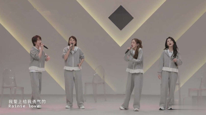 对于一公小考来说,孙怡团的胜利至关重要,但从更长远的人生来看,孙怡高情商的回答才是更值得关注的。她的机智与诚恳,将让她的《乘风2026》之旅走得更顺,未来的人生旅程同样也会因这份智慧而更加顺遂。