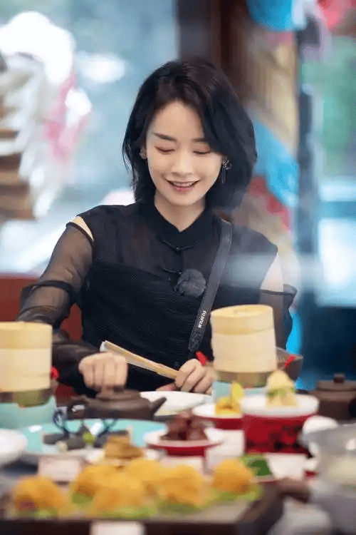 没人知道在被大家质疑时刘雅瑟是怎么度过的，就像没人知道她怎样才能坚持演戏这么多年的。也许生活本来就是一场坚持，朝着自己选定的方向出发，总会有机会降临的一刻。对赢的渴望让她更加强大，成功之后的满足使得整个人更加柔和。正在路上的我们坚持着最终的目标，谁知道哪天就有了属于自己的机会呢？