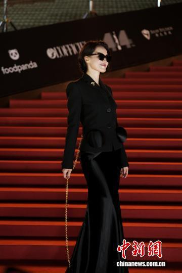 图为演员舒淇亮相红毯。中新网记者 张祥毅 摄